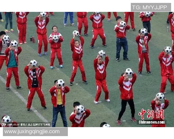 收藏热潮下以插足球球星卡成青年群体交流与投资新风尚