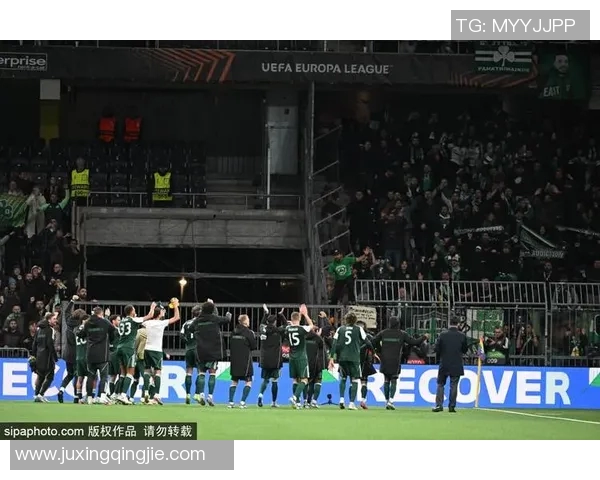 蓝眼睛足球巨星的绿茵传奇与赛场背后不为人知的故事